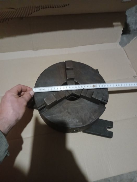 Uchwyty tokarski i stół obrotowy podziałowy