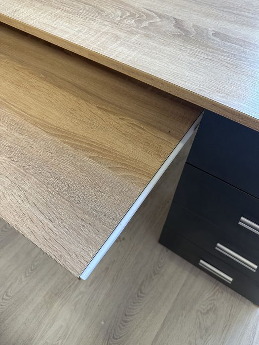 Стіл компʼютерний з полицями