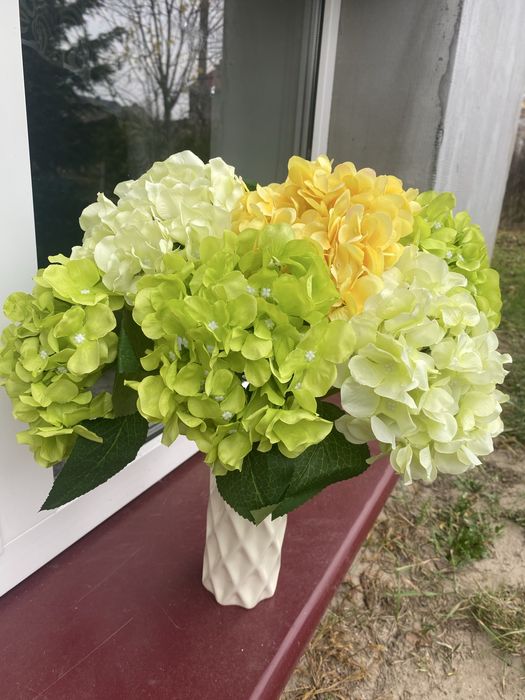 Декор гортензіі виглядають як живі квіти