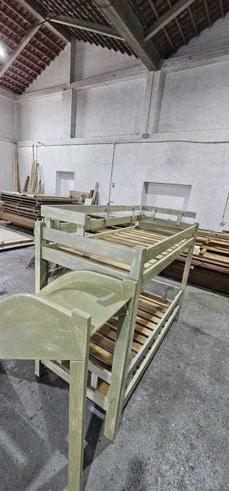 Beliche em madeira com escorrega