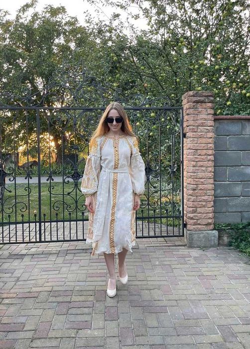 Сукня-вишиванка з поясом в українському етнічному стилі