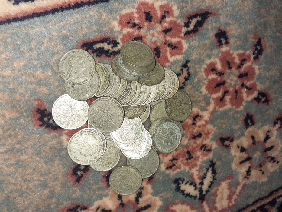 Moedas de 1 escudo e 50 centavos