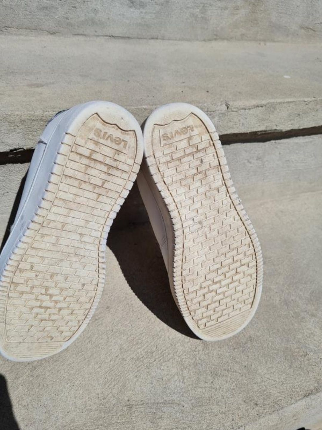 Стильні, зручні білі кросівки-кеди на дівчинку бренду Levi's.