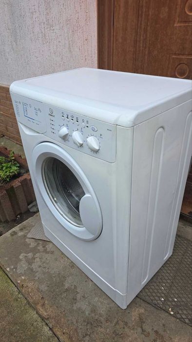 Автоматична пральна машина Indesit.5кг,віджим 800об.хв.Працює чудово.