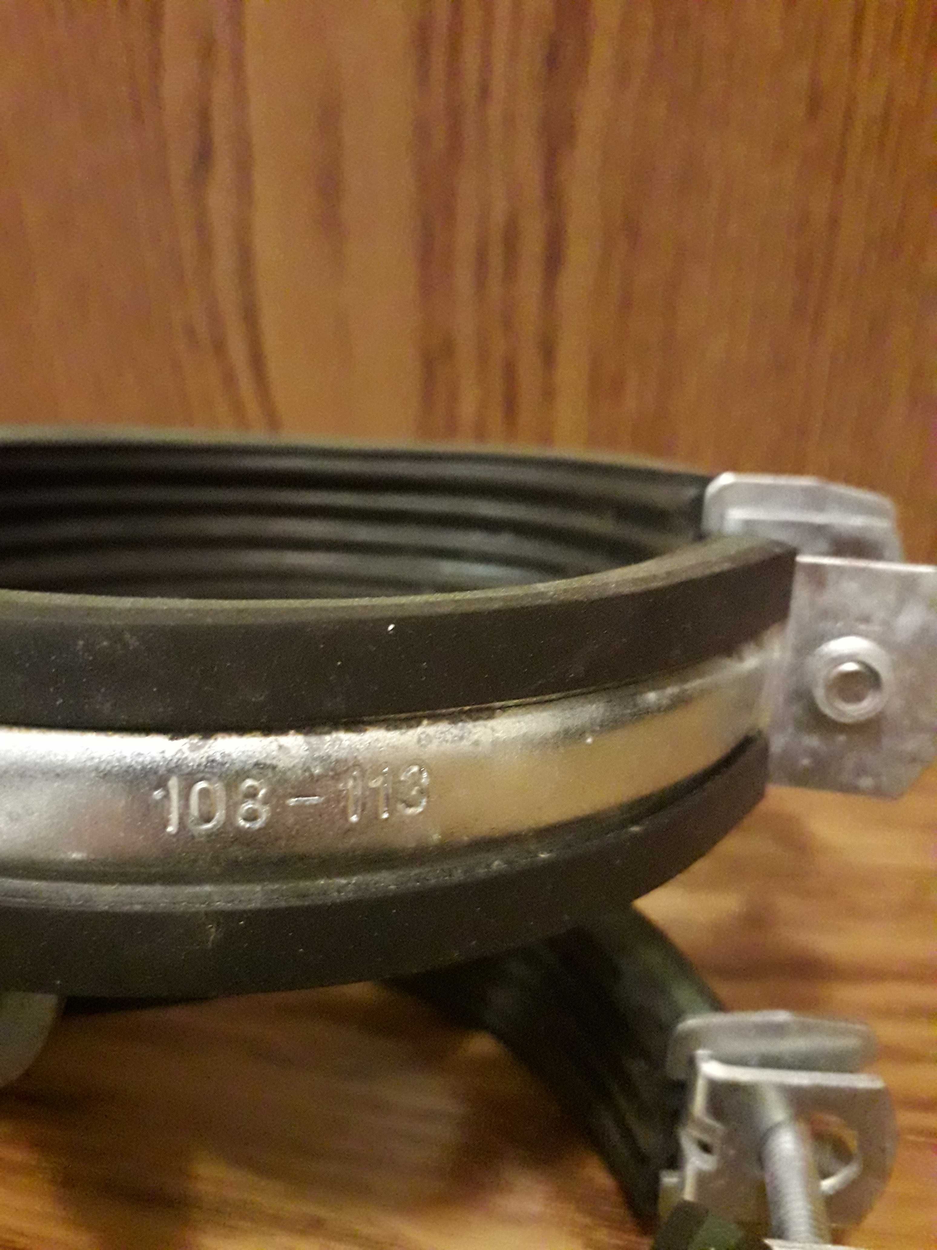 Cztery obejmy do rur 108-113 mm