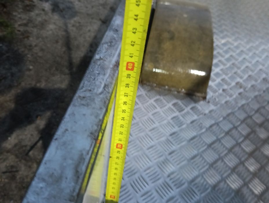 Reboque com tampa em bom estado