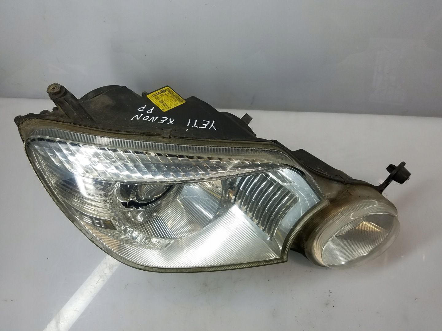 LAMPA PRZÓD SKODA YETI XENON