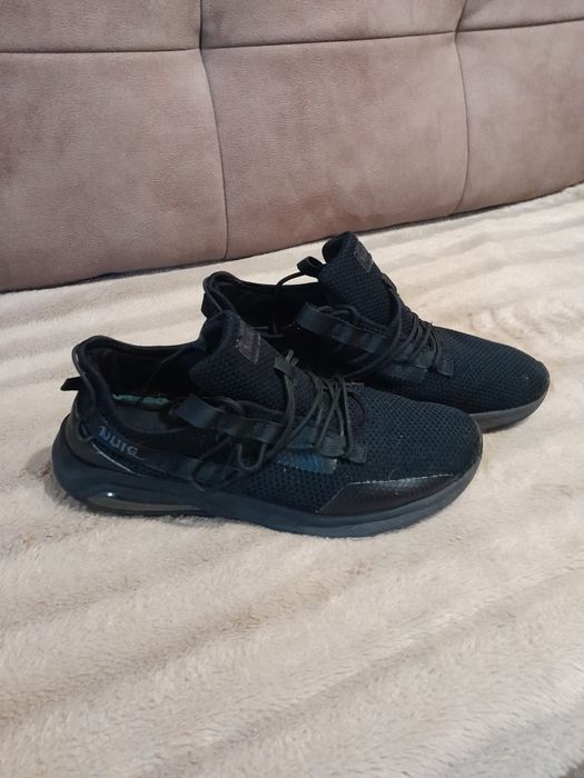 Продаю літні чоловічі кросівки