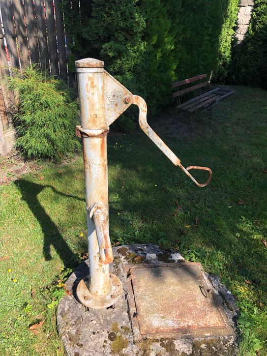 Ręczna pompa wody z 60 lat XX wieku