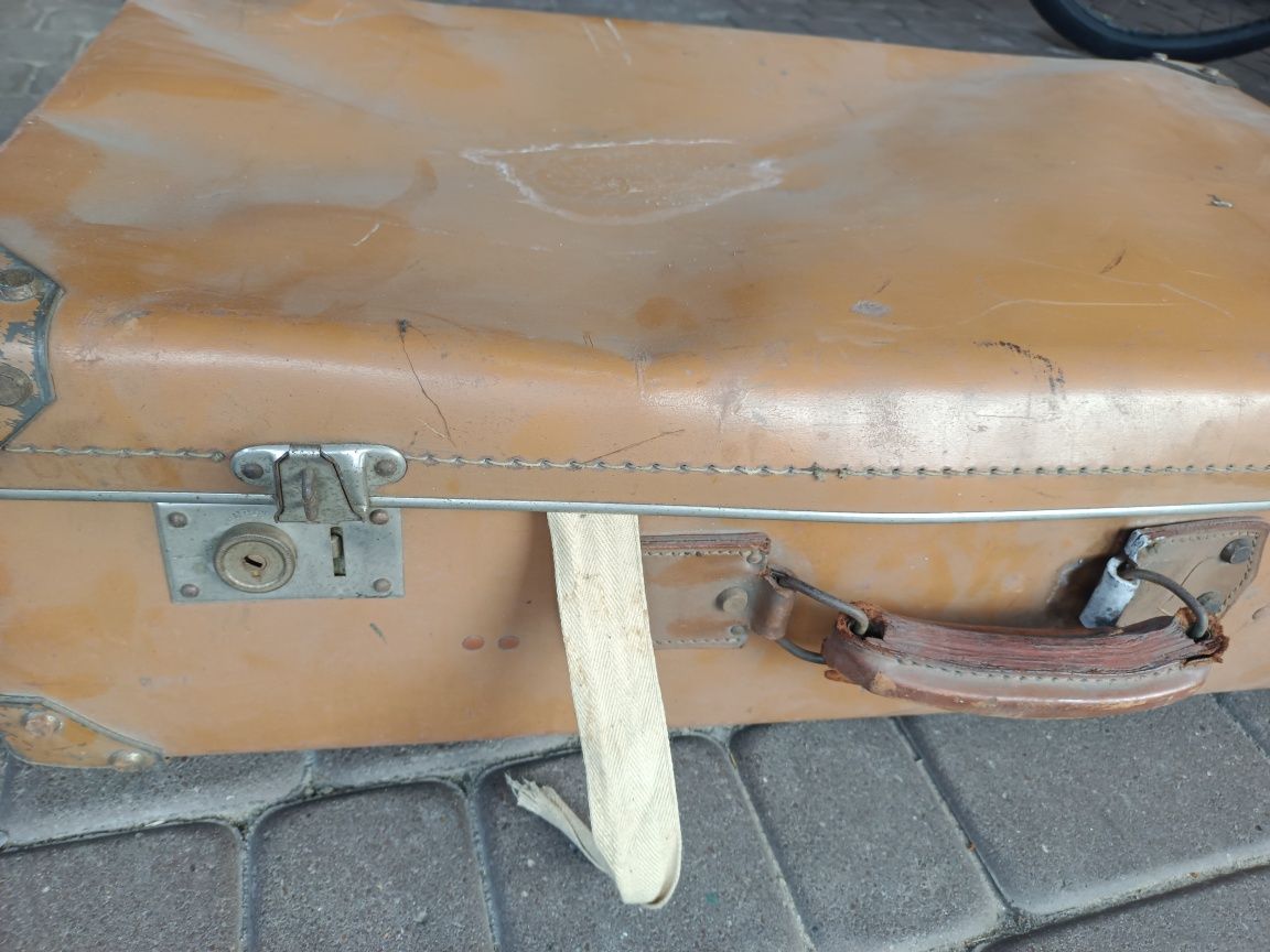Stara walizka PRL