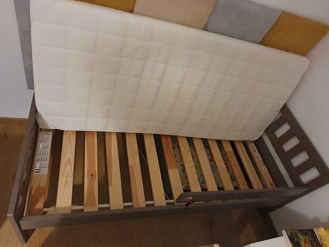 Drewniane łóżko IKEA z barierką i materacem dla dziecka