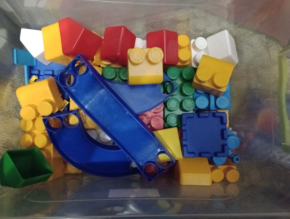 Игрушки,  конструктор