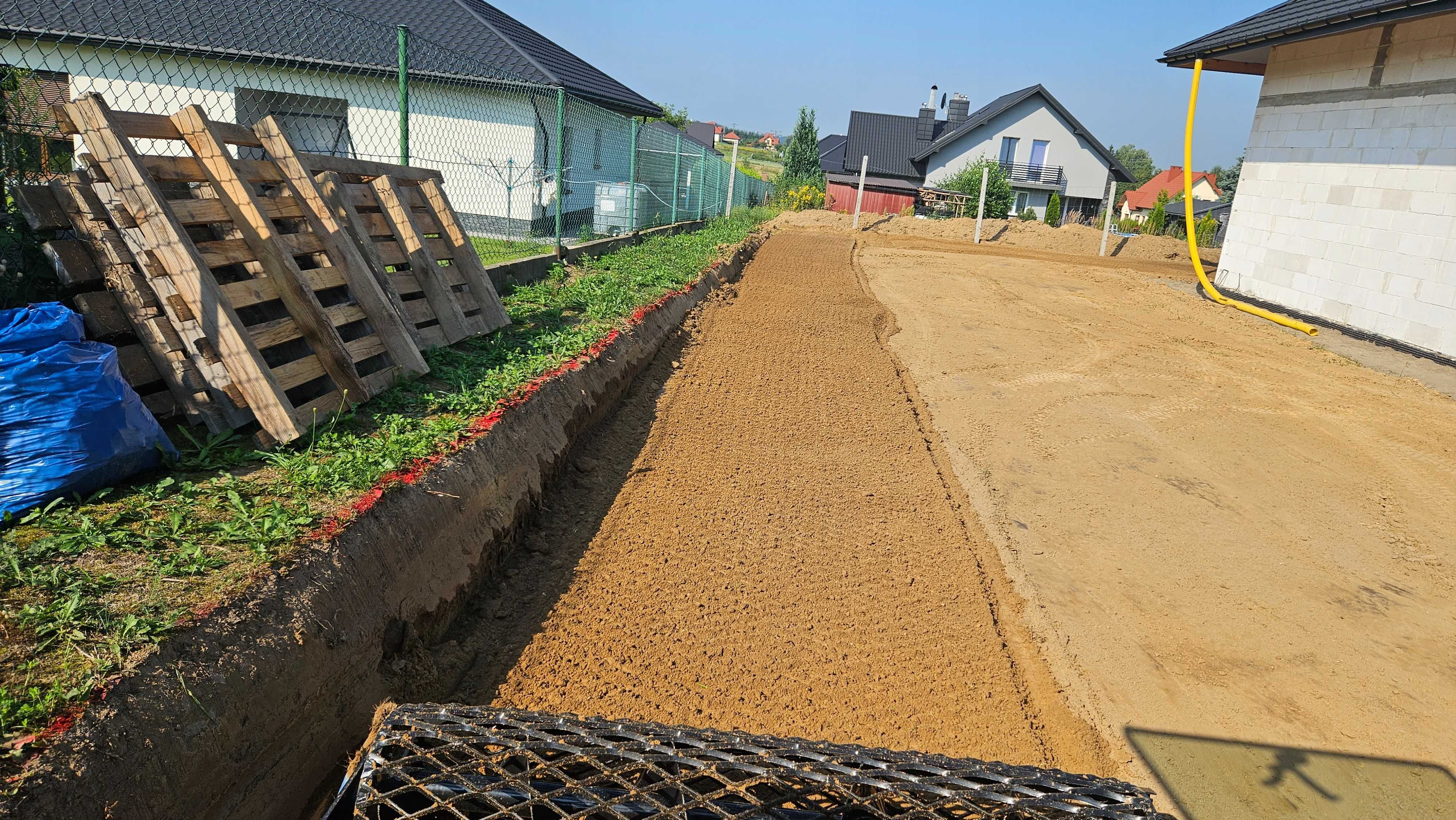 Koszenie działek,  nieużytków kosiarką bijakową.