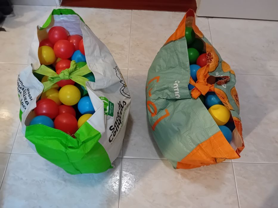 Piscina de bolas com dois sacos de bolas incluídos