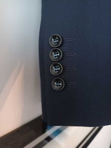 Garnitur męski, dwuczęściowy.