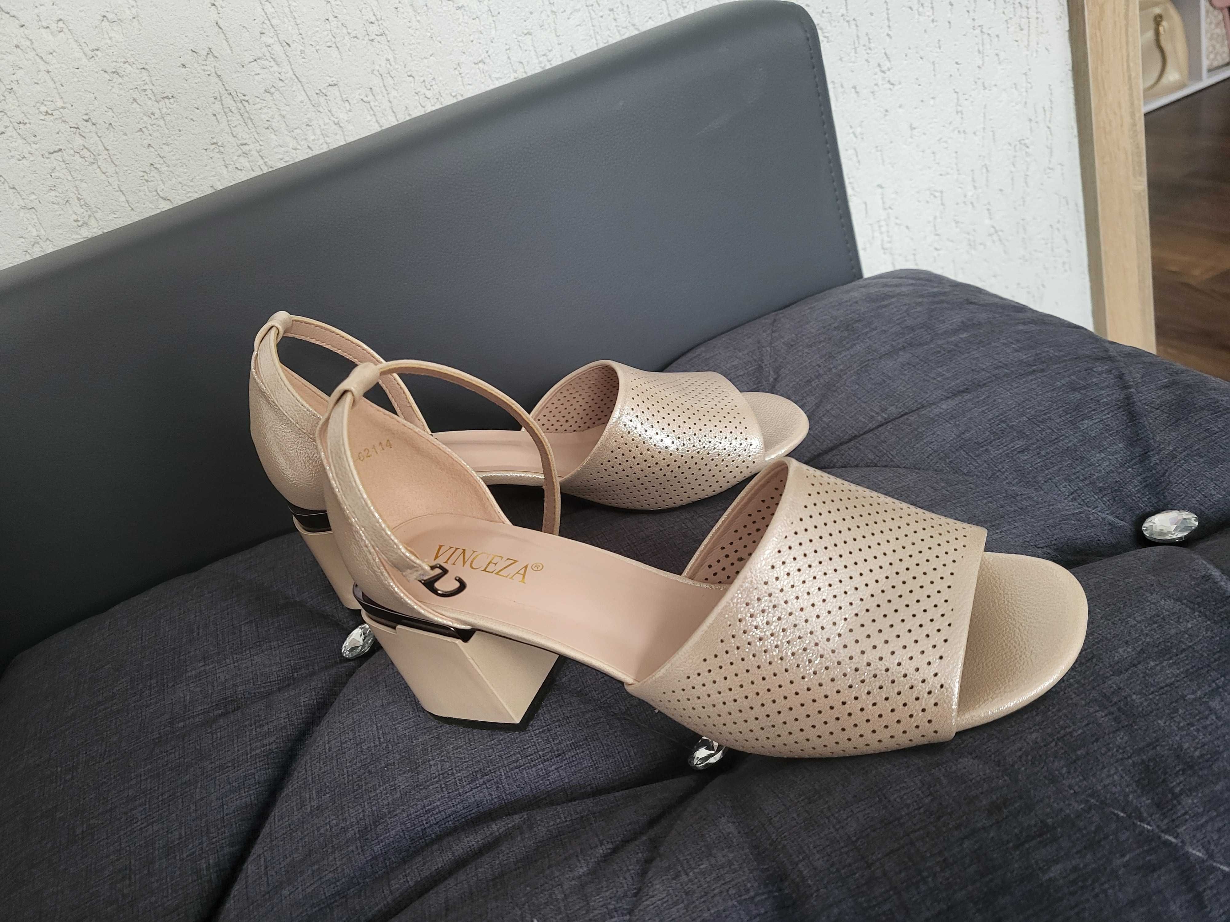 Buty na obcasie pudrowe 40