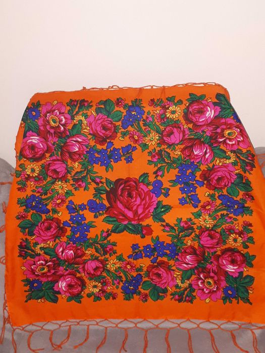 Chusta ludowa pomarańczowa kwiaty 75×67 cm