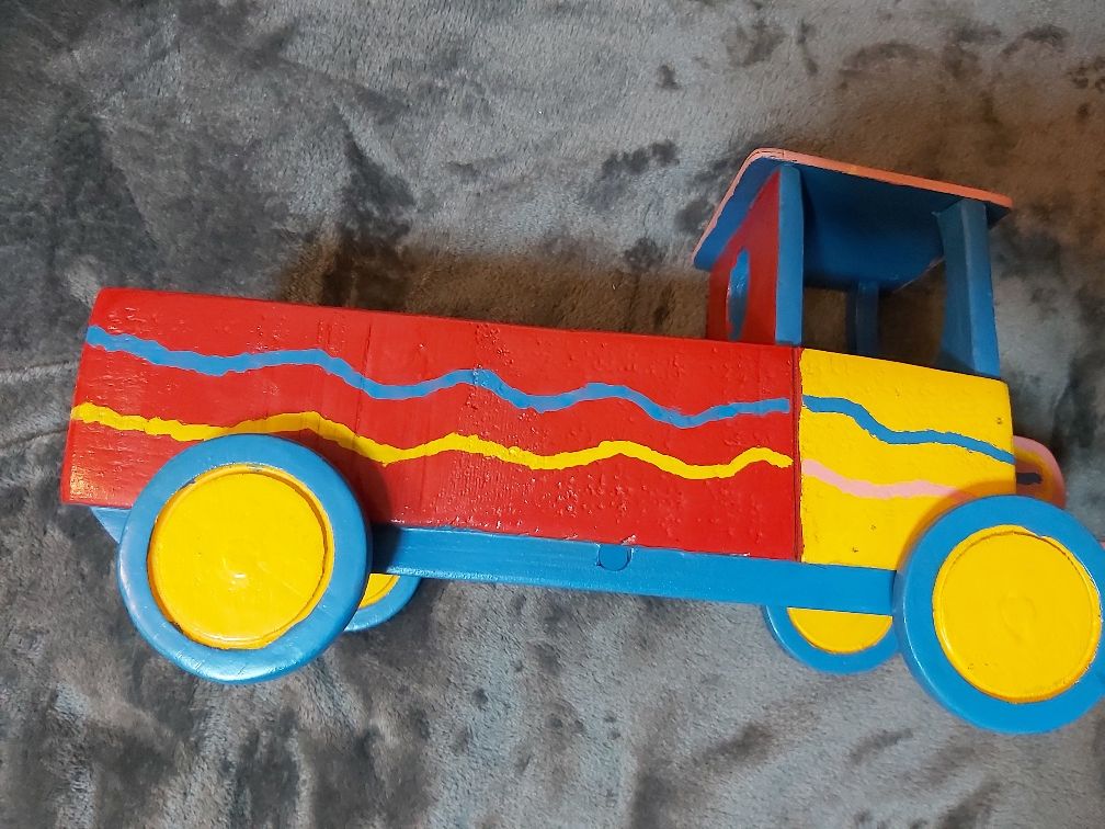 Camião feito à mão e pintado com tintas para crianças