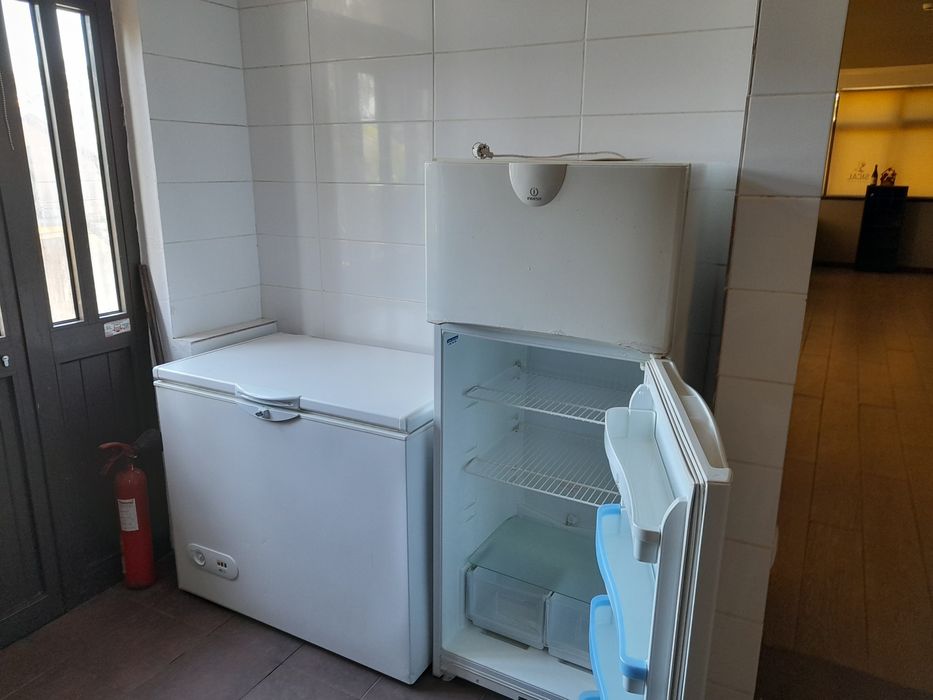 Vendo 2 frigoríficos e 2 arcas