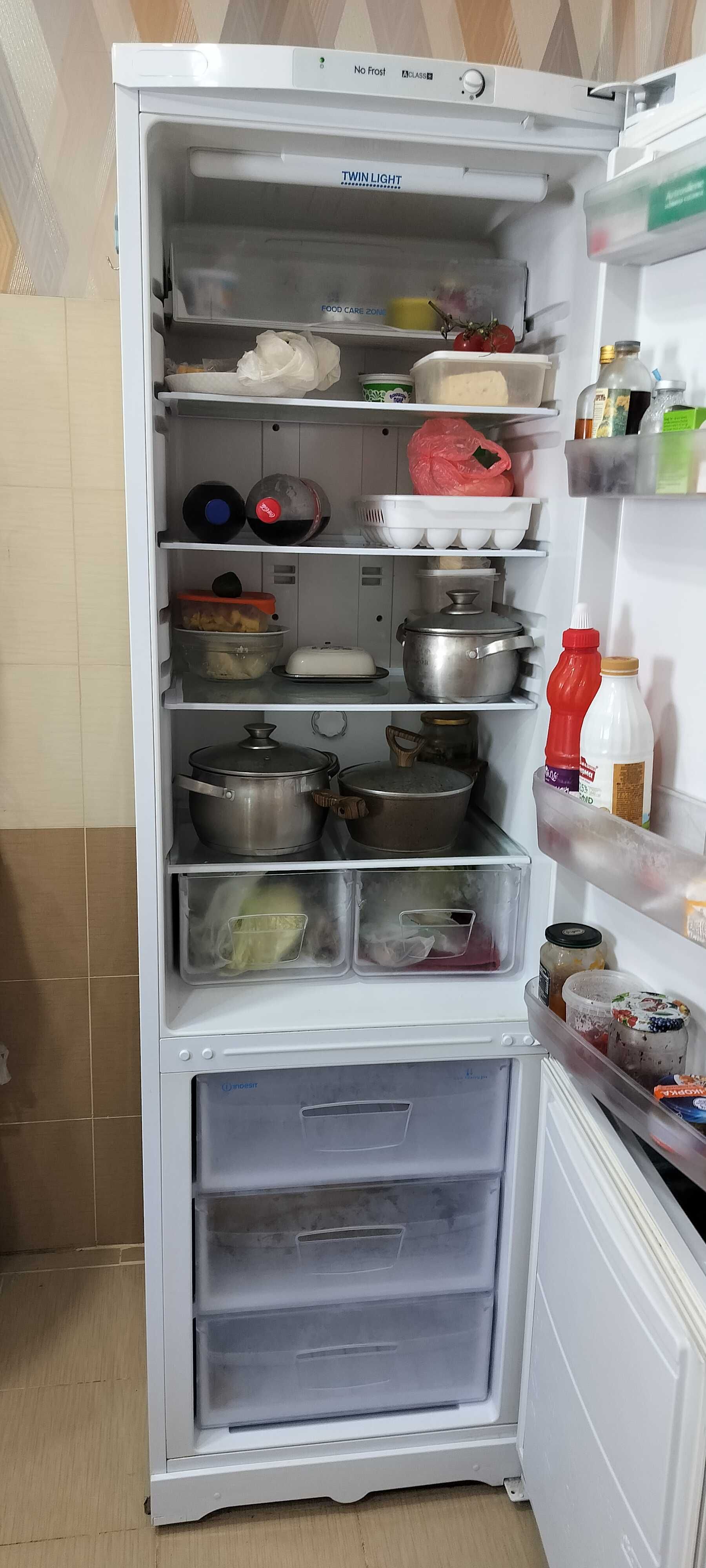 Холодильник Indesit, двокамерний / No frost