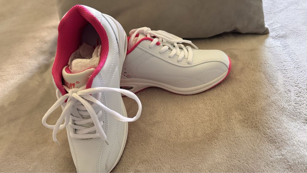 Мініатюрні кросівки на делікатну ніжку