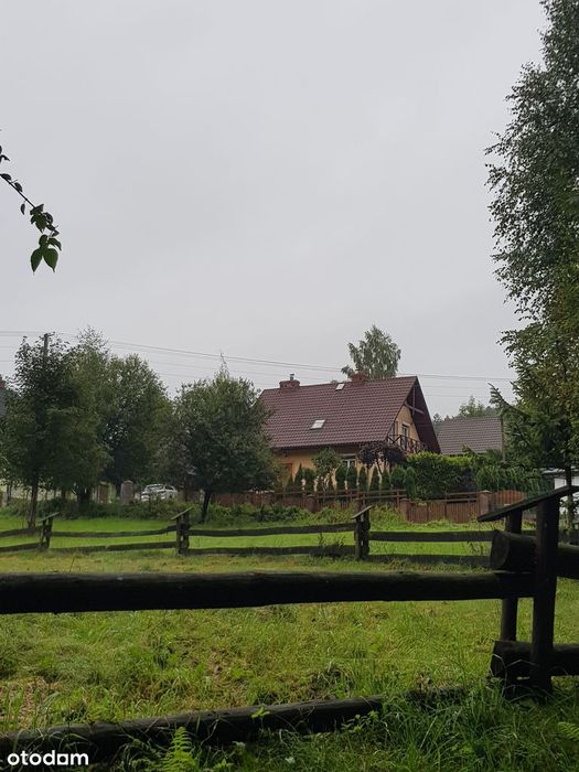 Ciepły rodzinny dom w malowniczej okolicy.