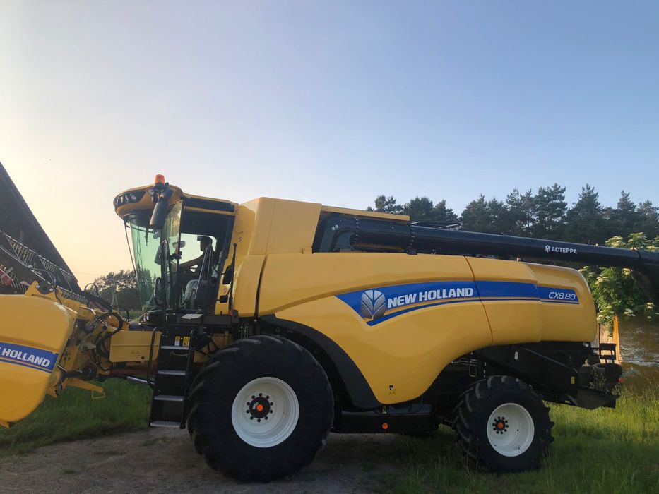 Комбайн з зерновою жаткою New Holland CX8.80