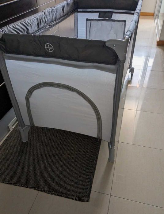 Cama de viagem como nova