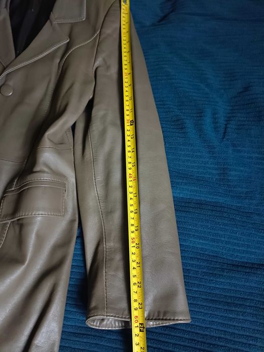 Płaszcz damski,skórzany z paskiem.Dwie kieszenie roz. 40