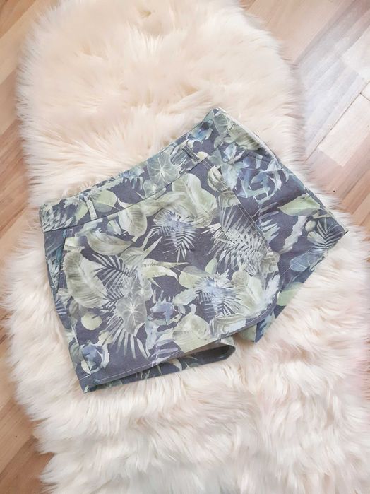 zielono-szare jeansowe krótkie spódnico-spodenki roślinny wzór XS S