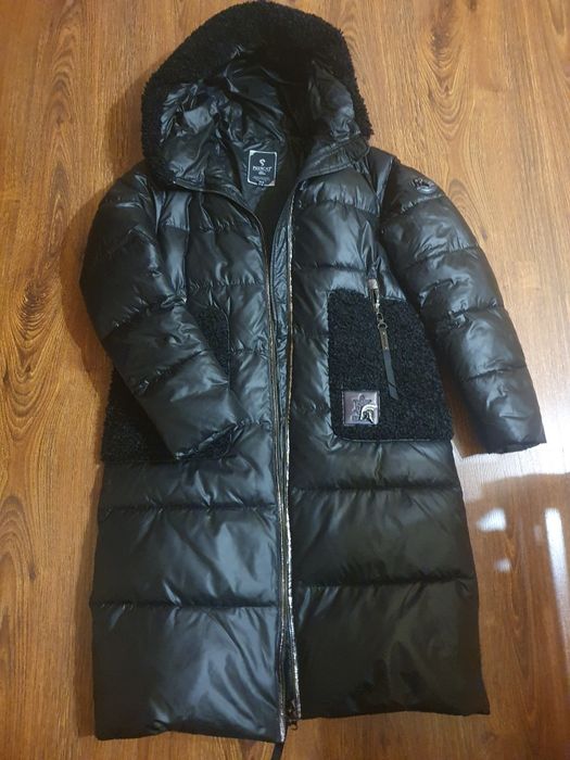 Чорний пуховик жіночий