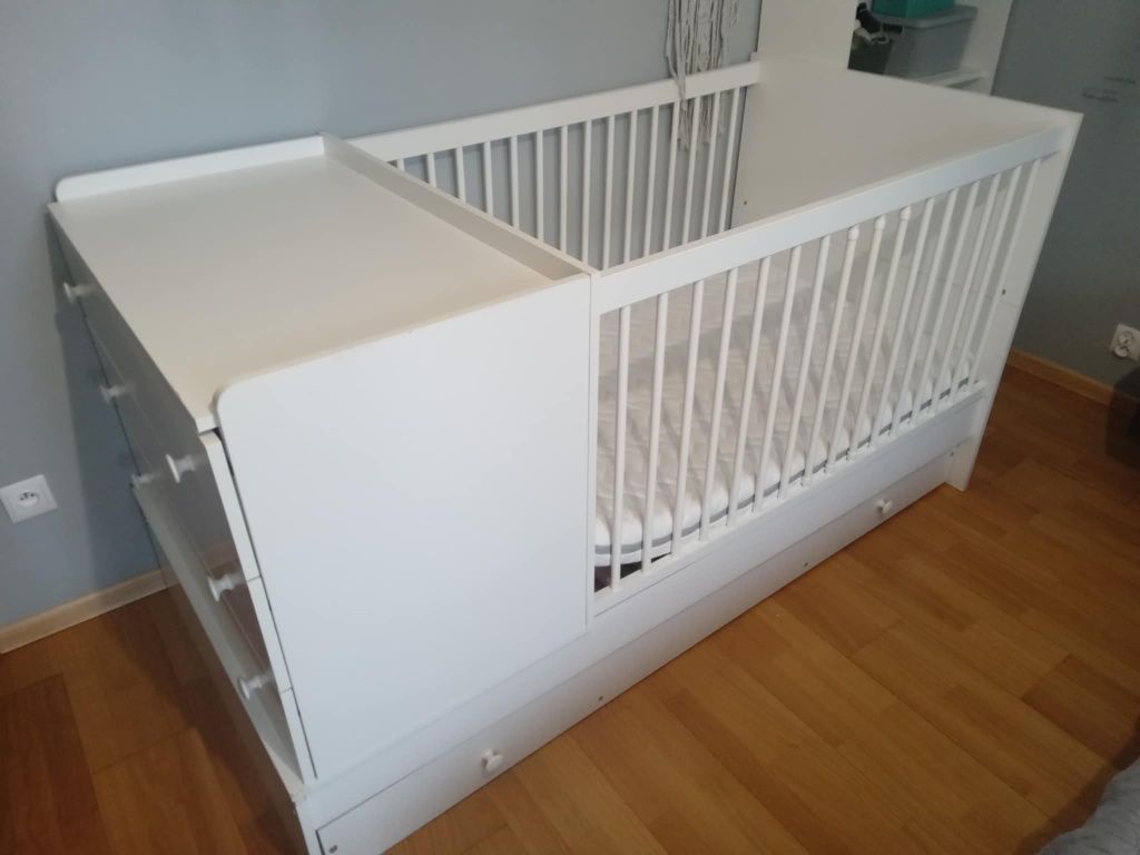 Łóżeczko dzieciece z komoda i przewijakiem