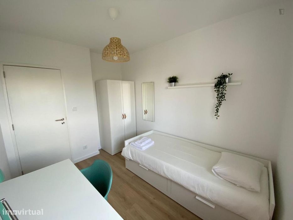 353438 - Quarto com cama de solteiro e casa de...