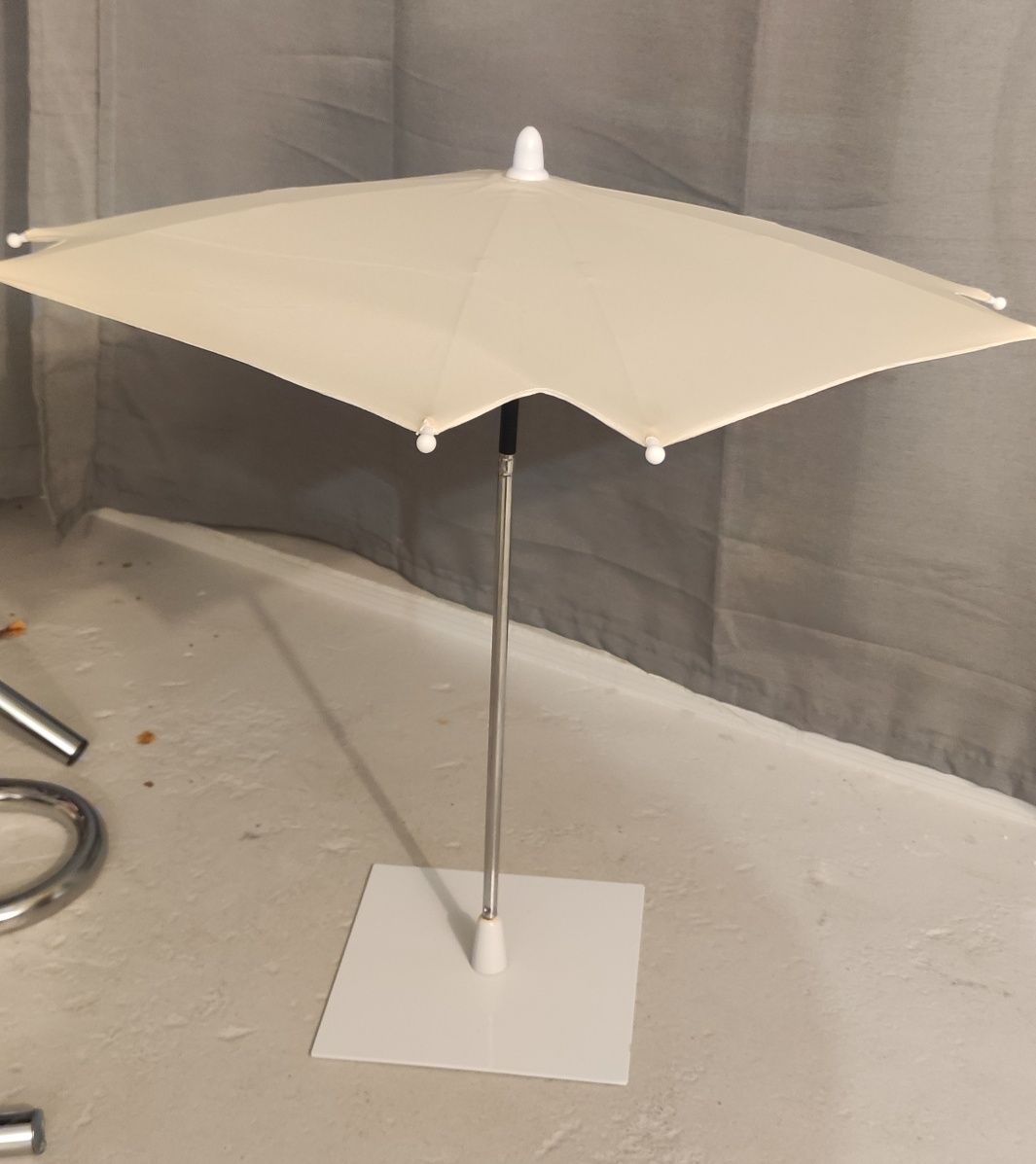 Parasolka przeciwsłoneczna na stolik do czytania