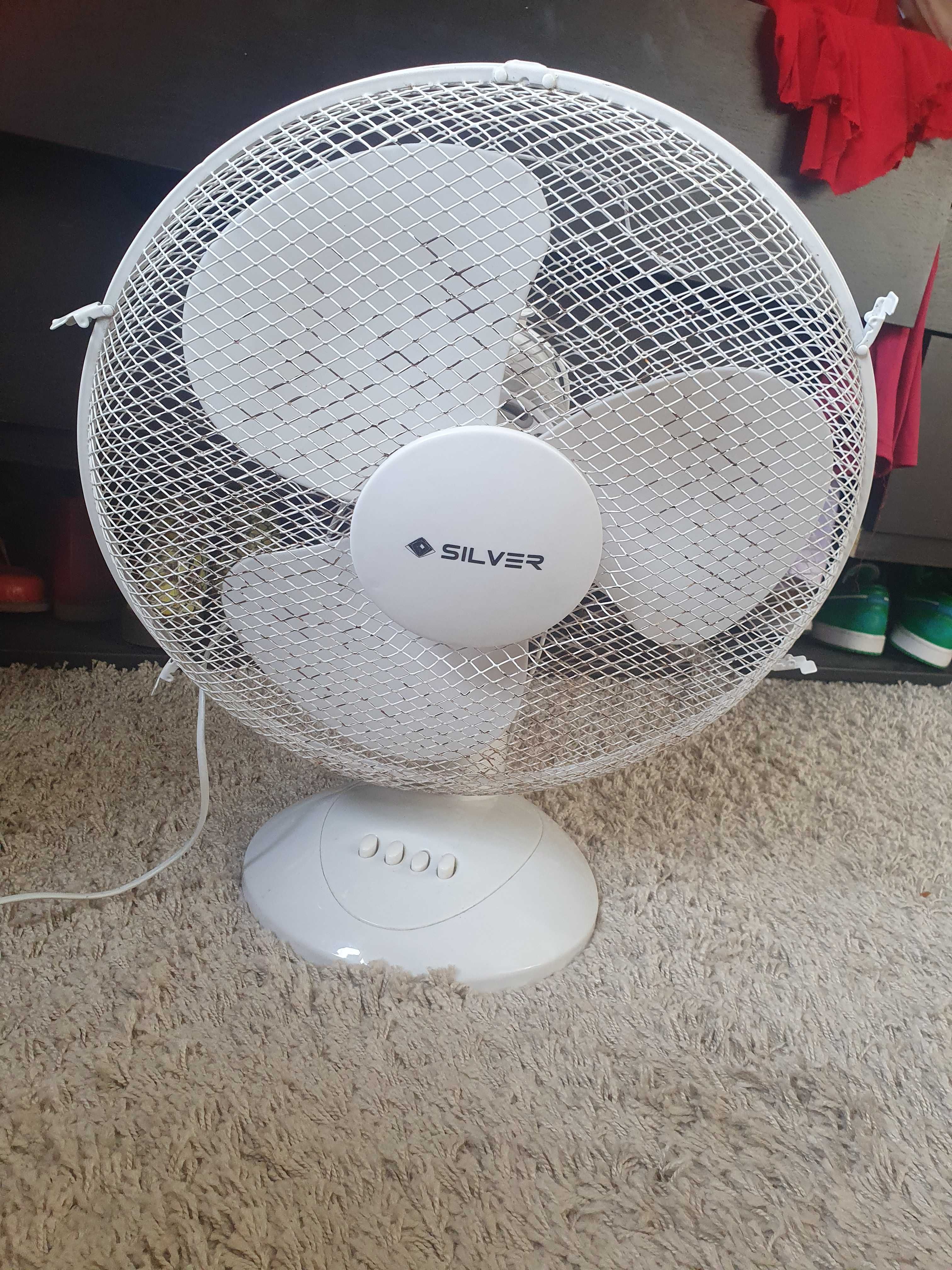 Dois ventiladores de mesa com defeito