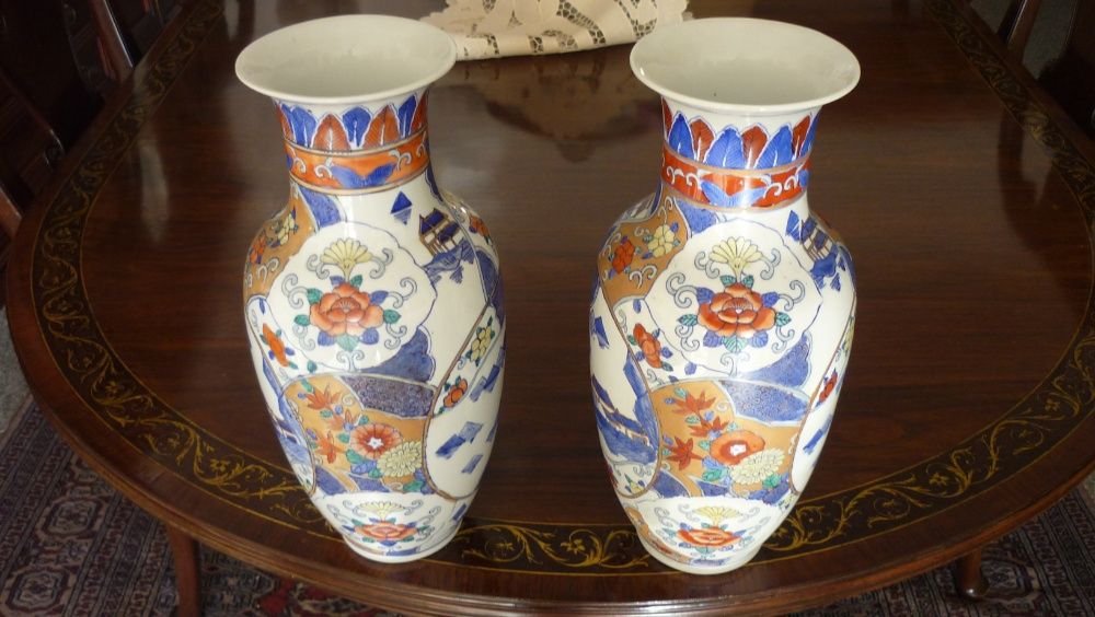 2 - Jarras em Porcelana Oriental, Alt. 33 cm.