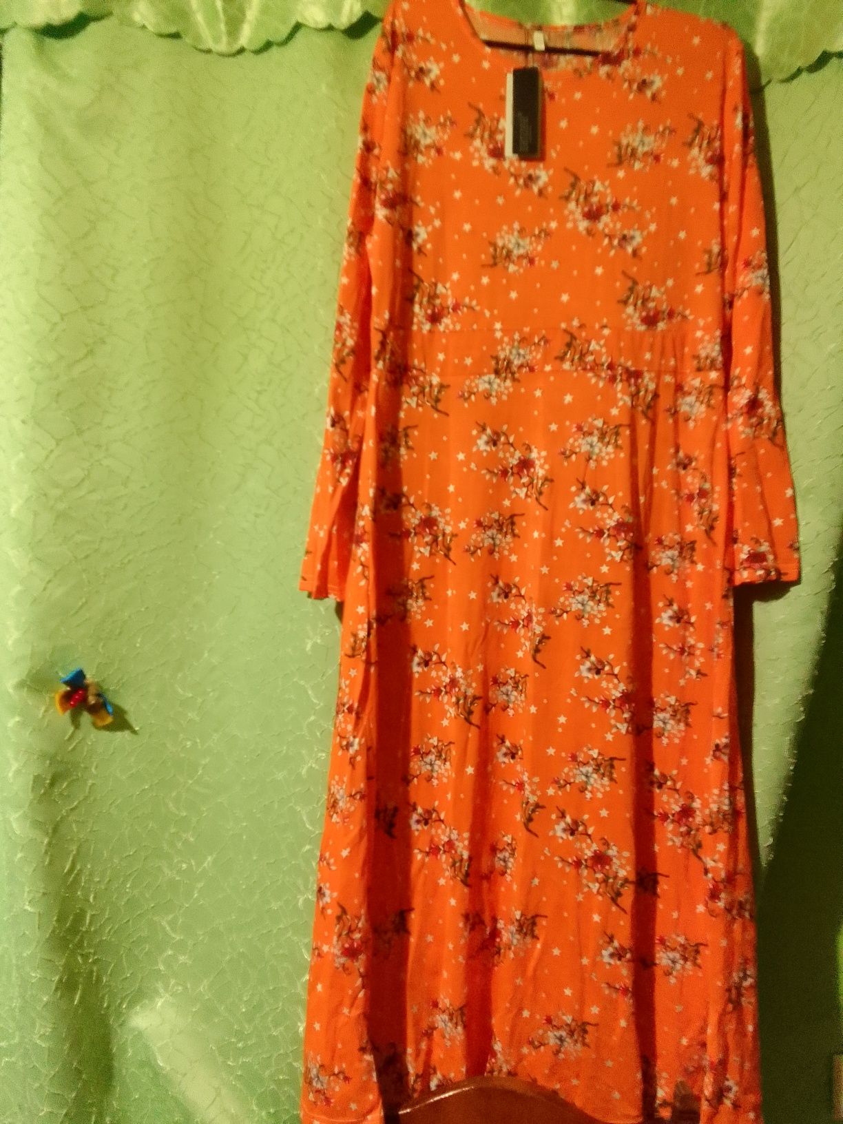 Плаття вишите і зелене 44 розмір,плаття оранжеве 48 розмір нове зелене