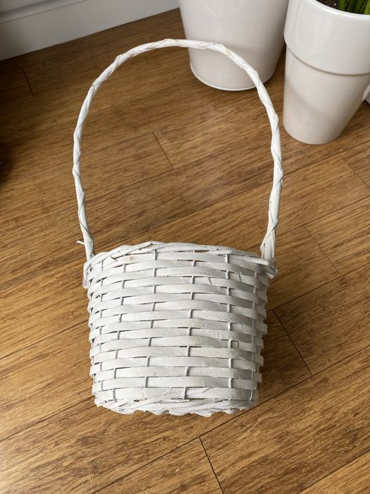 Biały kosz wiklinowy na kwiaty