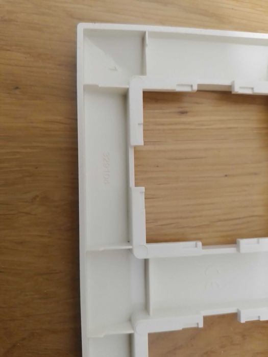 Рамки для розеток VIKO, KARRE, колір кремовий, білий. Заглушки