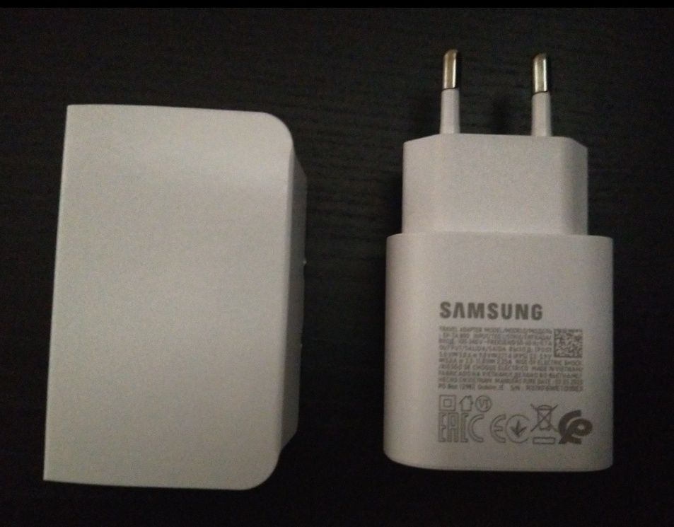 Carregador rápido telemóvel 25 W com Cabo. Novo.