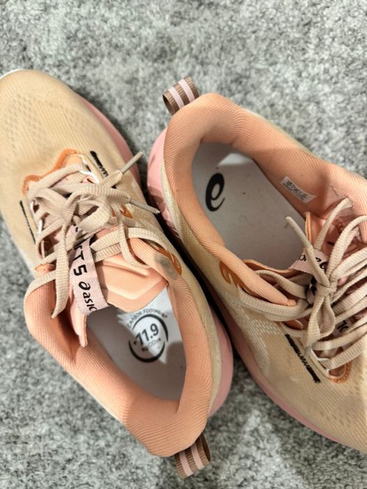 Tenis Asics Novablast 5 - Semi Novo