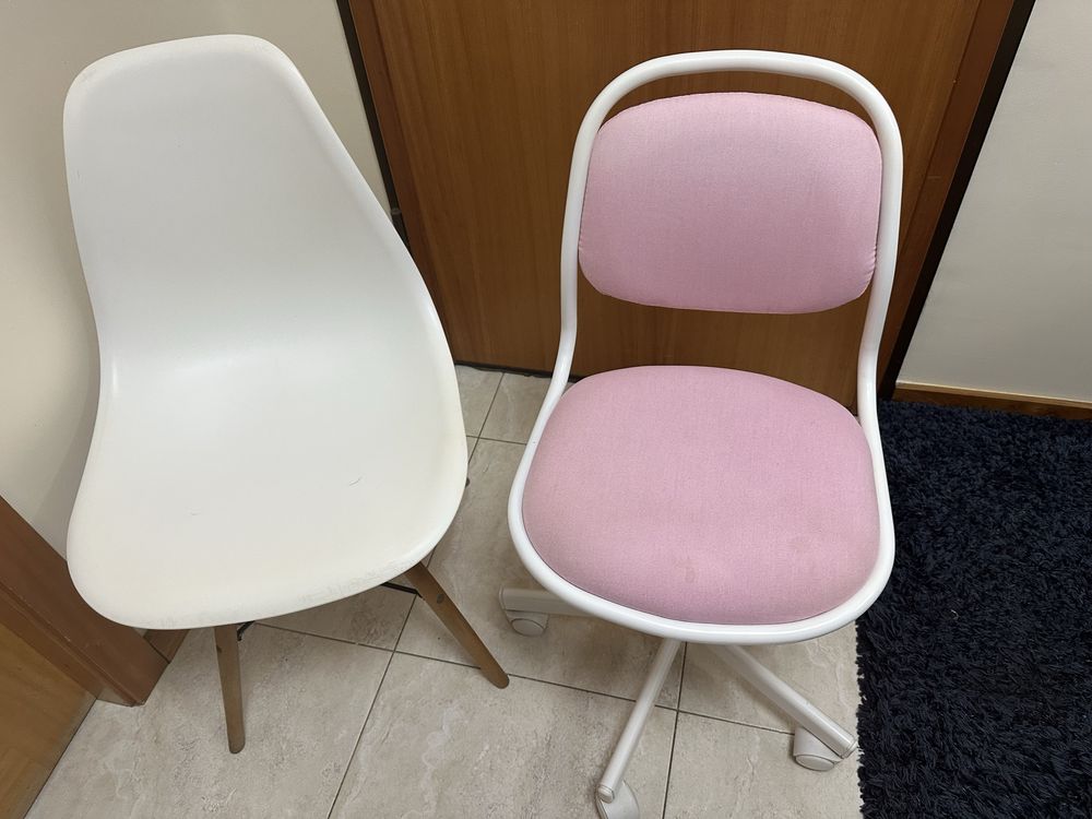 Duas cadeiras de secretaria