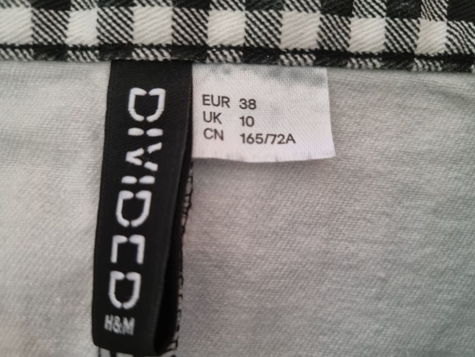 Mini saia  H&M Divided aos quadrados pretos e brancos