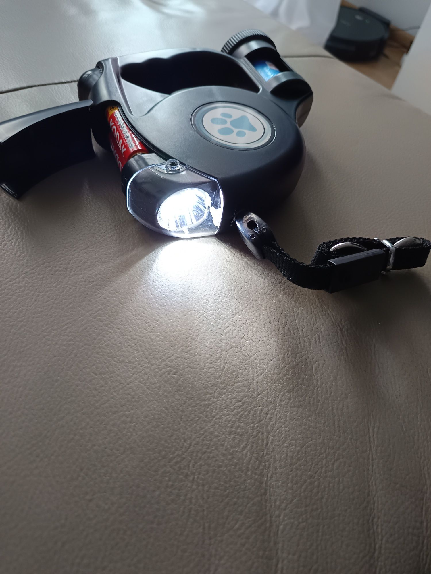Smycz automatyczna z latarká nowa