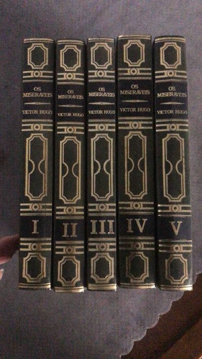 Coleção os miseráveis - 5 volumes - retoques dourados - Como novos
