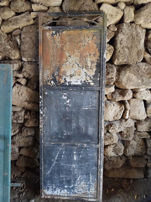 Porta de metal fundido