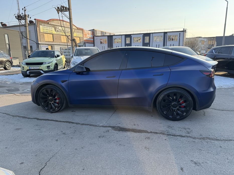 Продам TESLA Y Perfomance