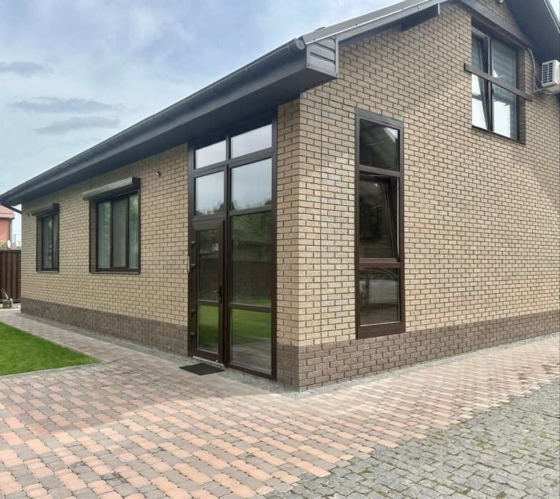 Новий Будинок з сонячними панелями, в кінці Роменскої