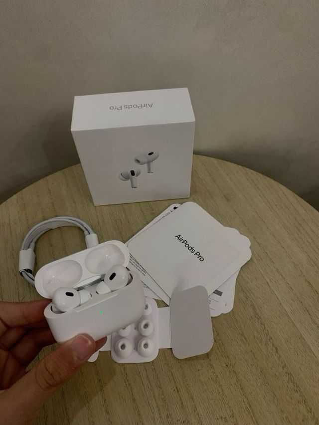 Białe słuchawki AirPods Pro 2