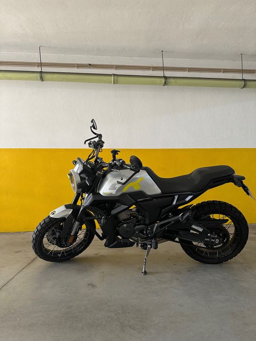 Zontes 125 GK — 2023 • 7.100 km • Impecável • Estilo Scrambler